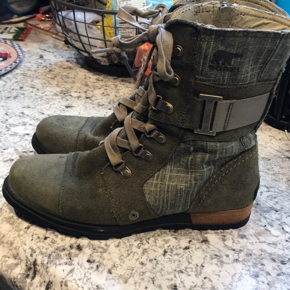 Sorel boots (army green)